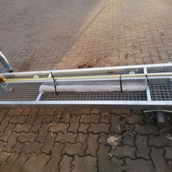 Schwimmsteg | Gelenkflanschtraverse mit Erdnägeln